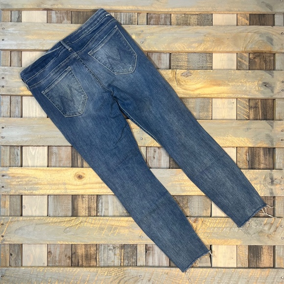 Distressed [Mother] Skinny <Looker Ankle Fray> Trashed Blue Jeans | 29 Medium 8 - Picture 4 of 16